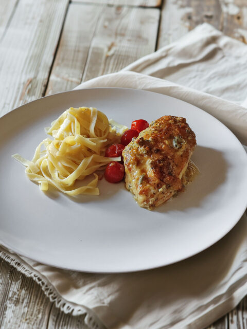 Gorgonzola-Hähnchen mit Ofentomaten und Bandnudeln