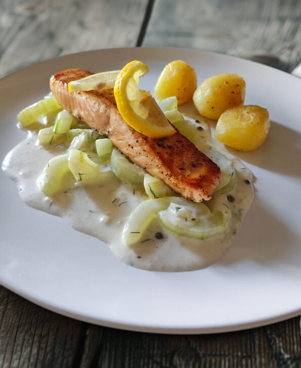 Lachs auf Schmorgurken mit grünem Pfeffer