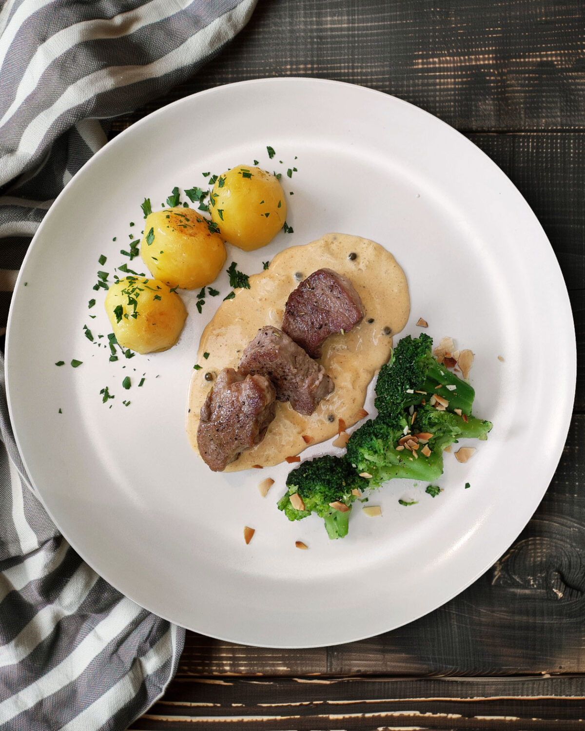 Schweinemedaillions mit Whiskey-Pfeffer-Sauce, Brokkoli und Kartoffeln