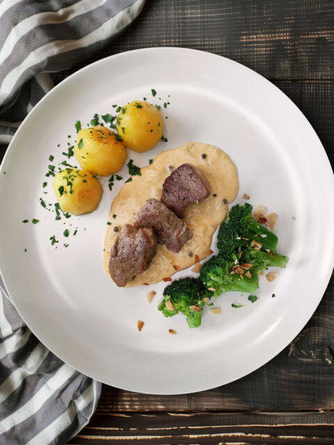 Schweinemedaillions mit Whiskey-Pfeffer-Sauce, Brokkoli und Kartoffeln