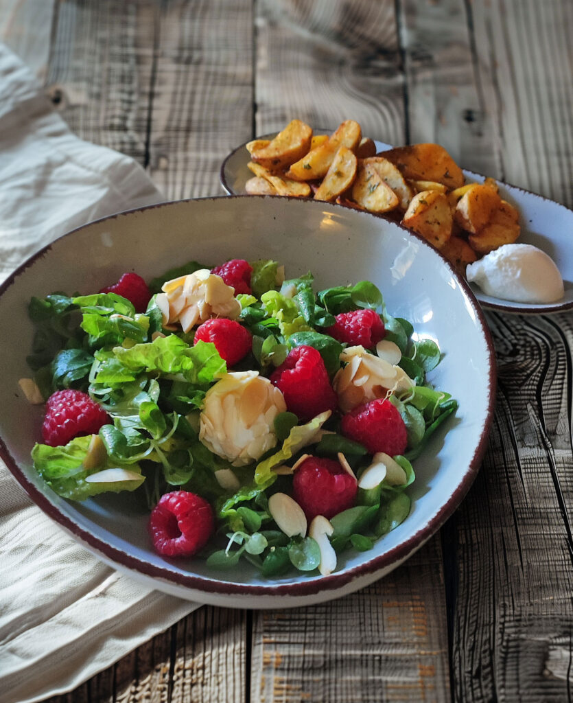 Salat mit Frischkäse und Himbeeren zu Zitronenkartoffeln