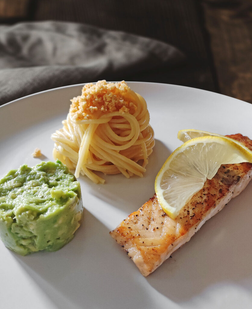 Spaghetti aglio e olio mit Lachs und Guacamole