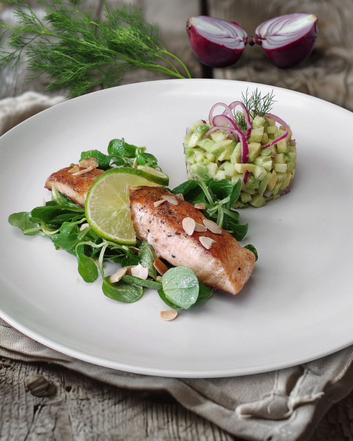 Lachs auf Feldsalat mit Avocado-Apfel-Tatar