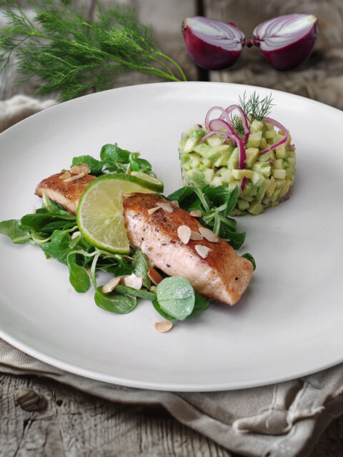 Lachs auf Feldsalat mit Avocado-Apfel-Tatar