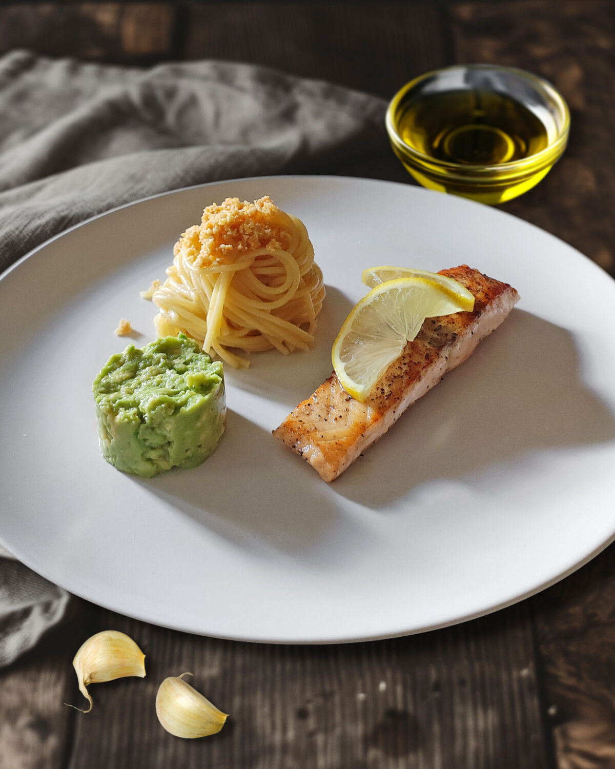 Spaghetti aglio e olio mit Lachs und Guacamole