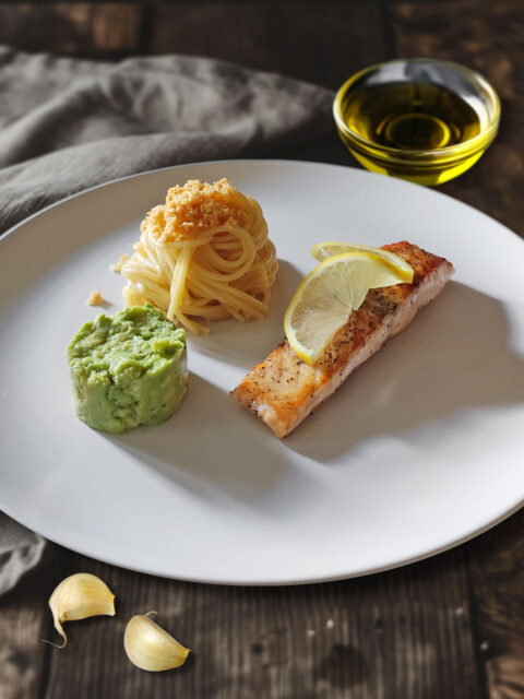 Spaghetti aglio e olio mit Lachs und Guacamole