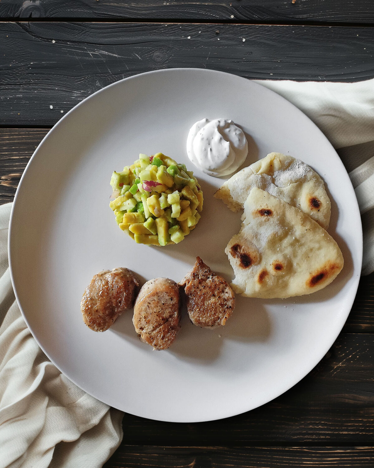 Schweinefilet mit Avocado-Apfel-Tatar und Pfannenbrot