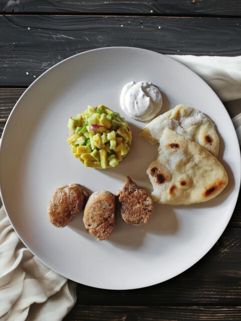 Schweinefilet mit Avocado-Apfel-Tatar und Pfannenbrot