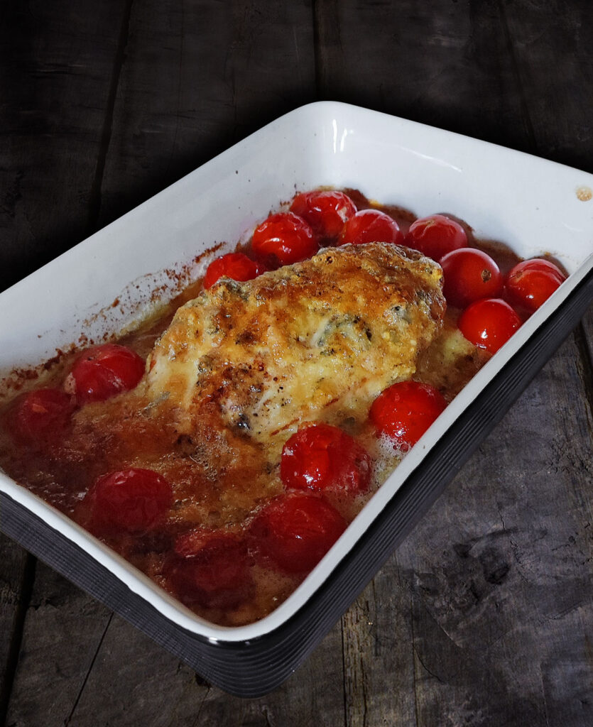 Gorgonzola-Hähnchen mit Ofentomaten und Bandnudeln