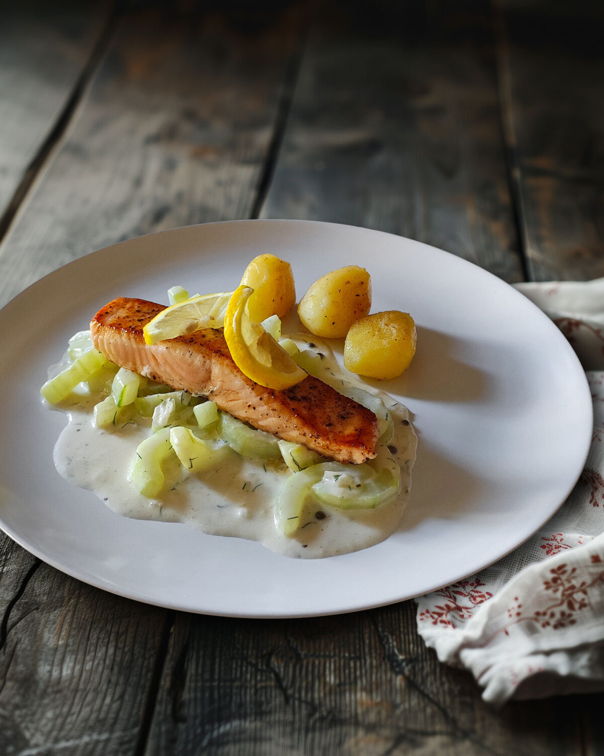 Lachs auf Schmorgurken mit grünem Pfeffer