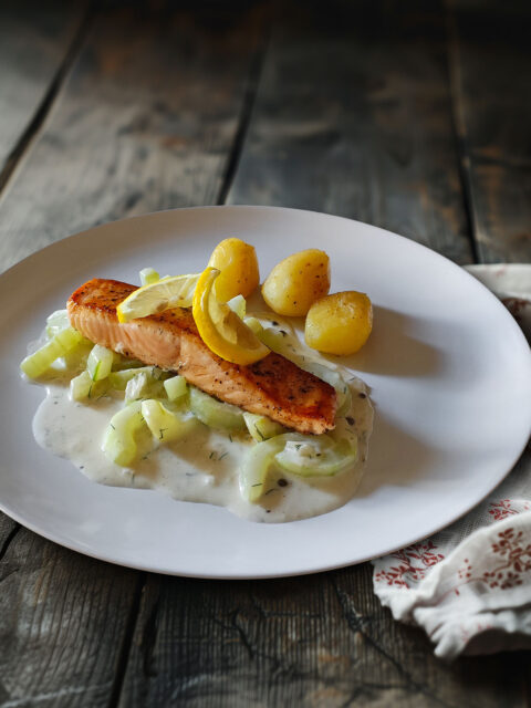 Lachs auf Schmorgurken mit grünem Pfeffer