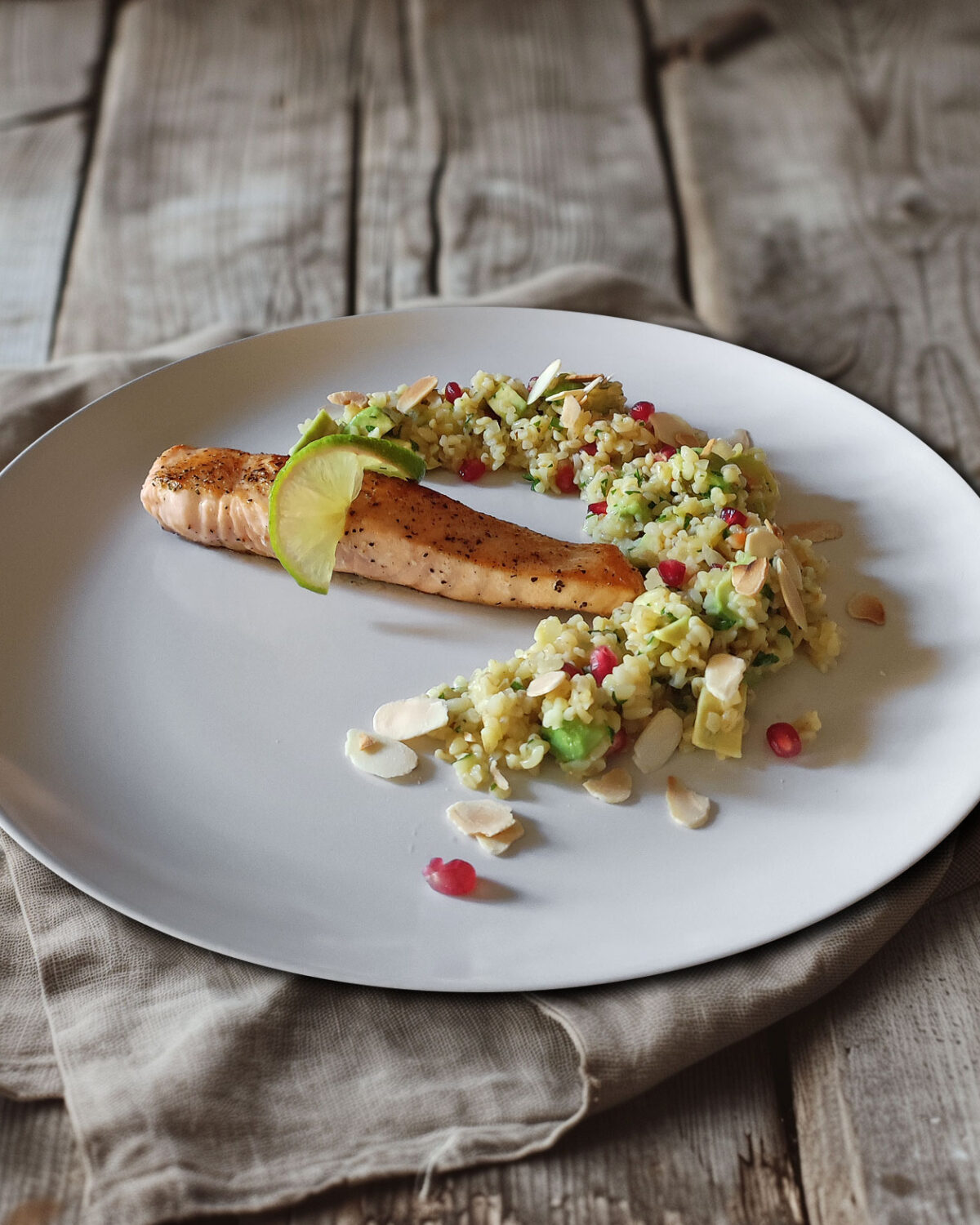 Lachs zu Bulgur mit Avocado, Granatapfel und Mandeln