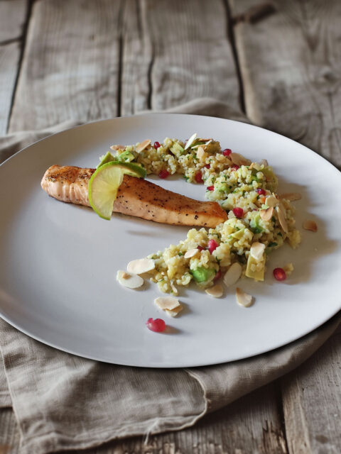 Lachs zu Bulgur mit Avocado, Granatapfel und Mandeln