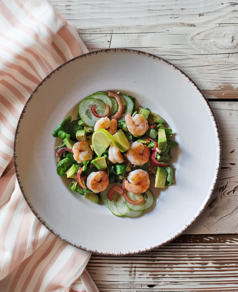 Feldsalat mit Avocado, Gurke und Garnelen