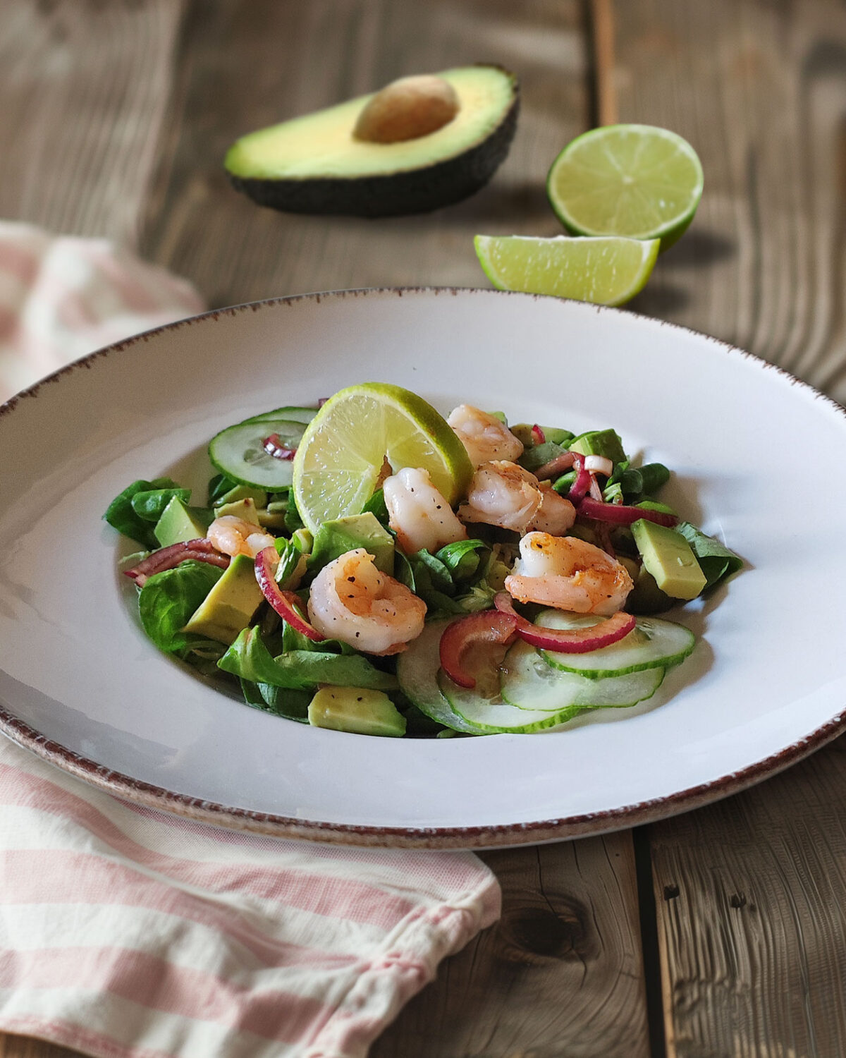 Feldsalat mit Avocado, Gurke und Garnelen