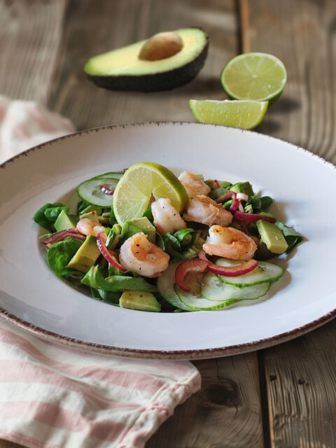 Feldsalat mit Avocado, Gurke und Garnelen