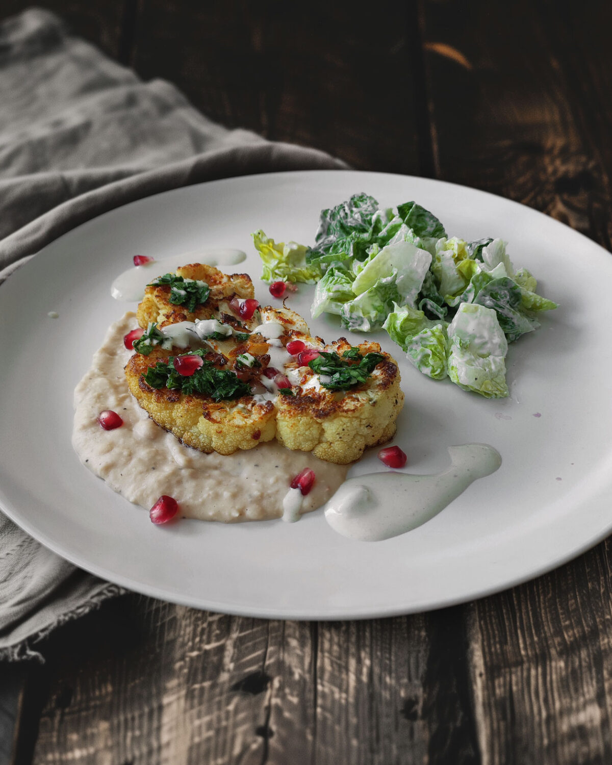 Blumenkohlsteak auf Bohnencreme mit Chimichurri und Sesamsauce