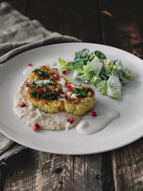 Blumenkohlsteak auf Bohnencreme mit Chimichurri und Sesamsauce