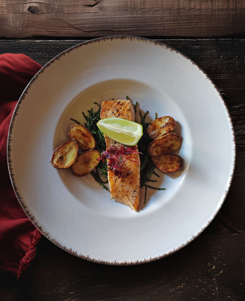 Lachs auf Queller mit Ofendrillingen