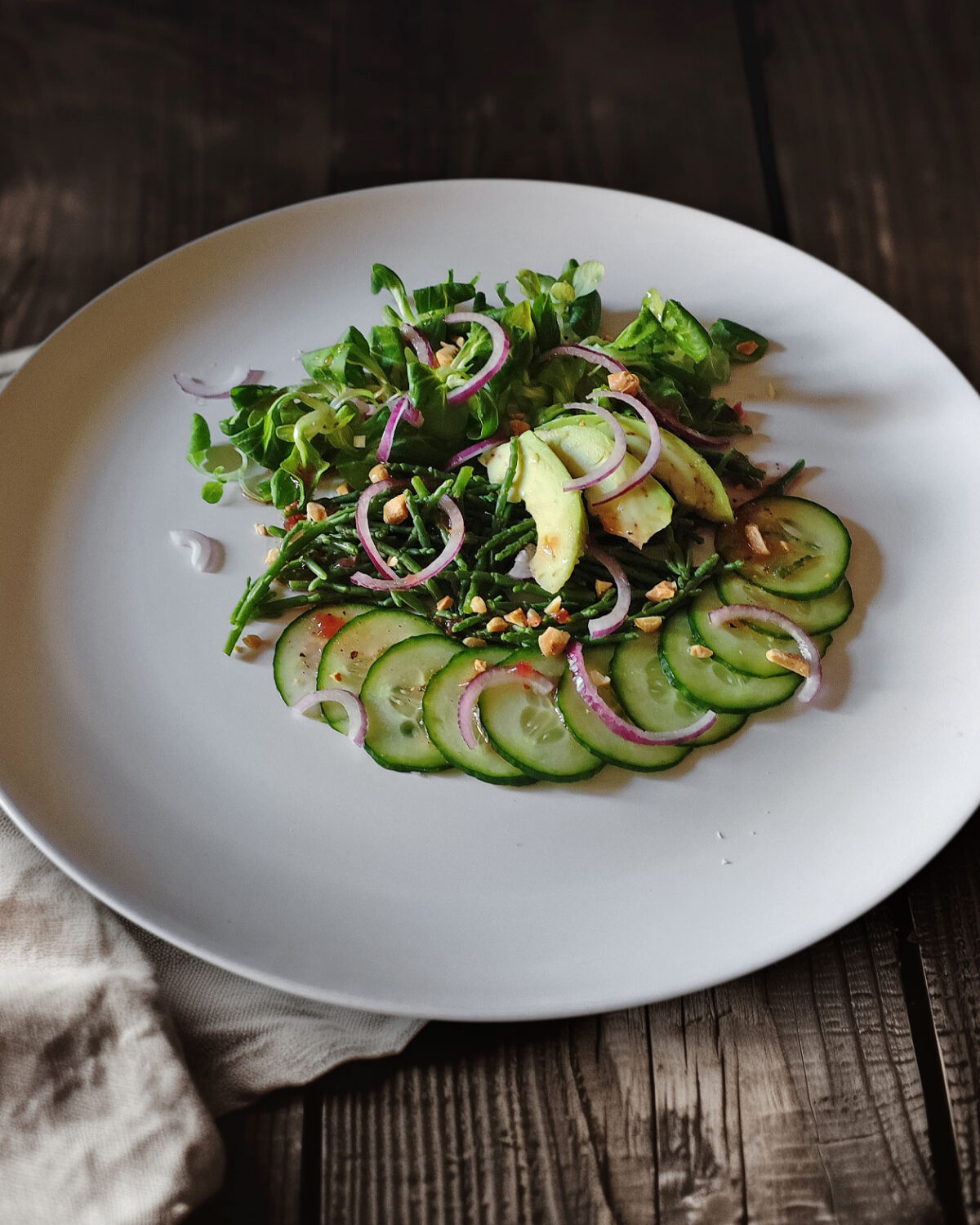 Quellersalat mit Gurke, Avocado, Feldsalat und Himbeerdressing