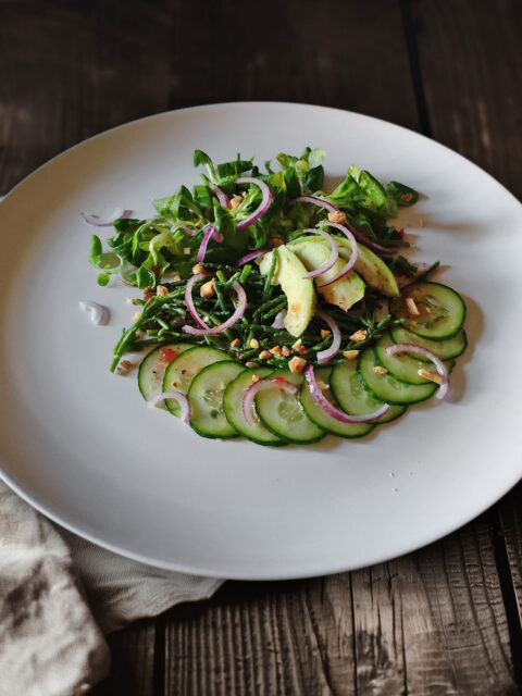 Quellersalat mit Gurke, Avocado, Feldsalat und Himbeerdressing