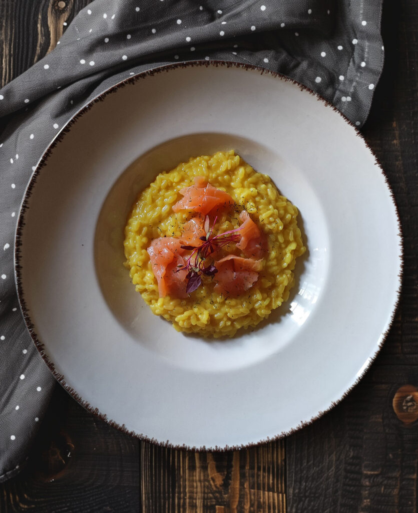 Safranrisotto mit Räucherlachs