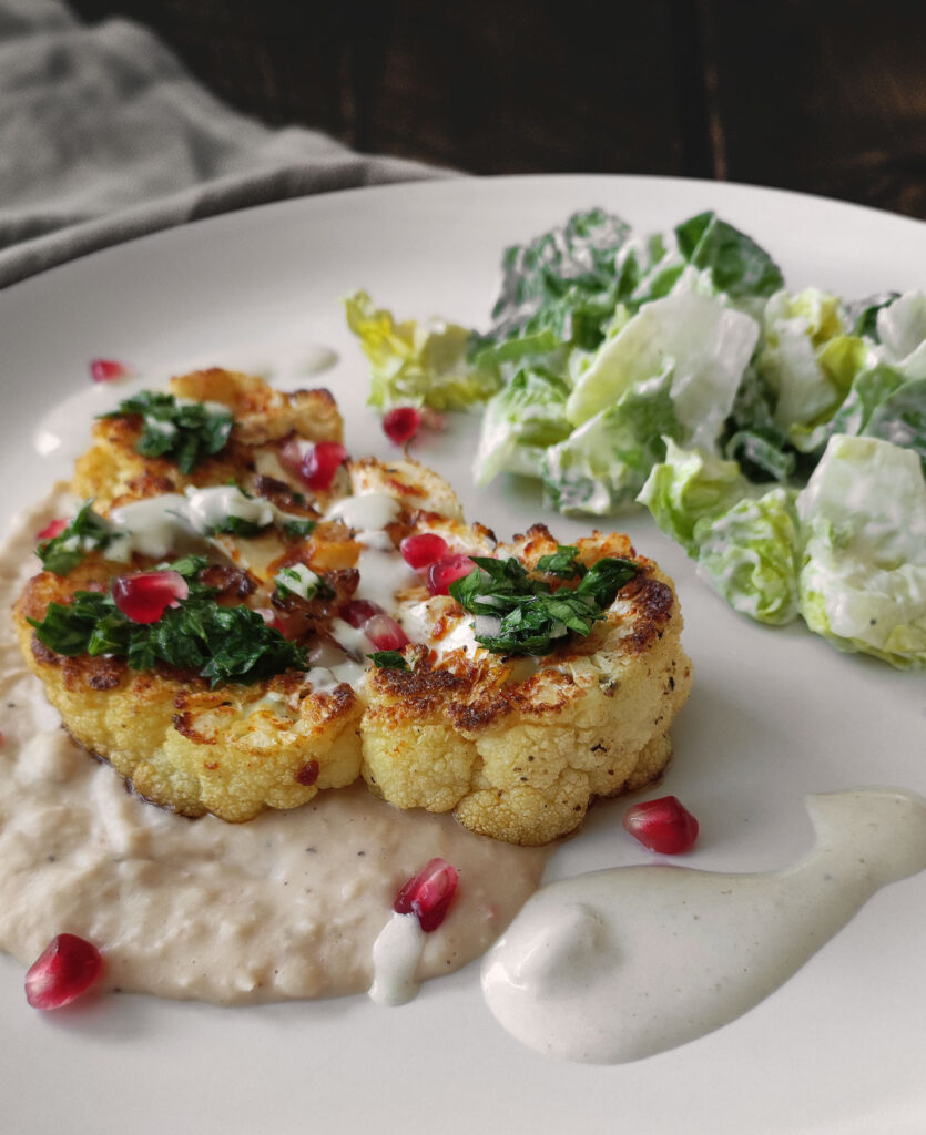 Blumenkohlsteak auf Bohnencreme mit Chimichurri und Sesamsauce