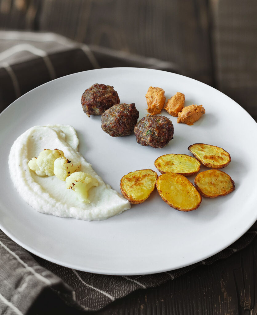 Frikadellen mit Blumenkohlcreme und Ofenkartoffeln