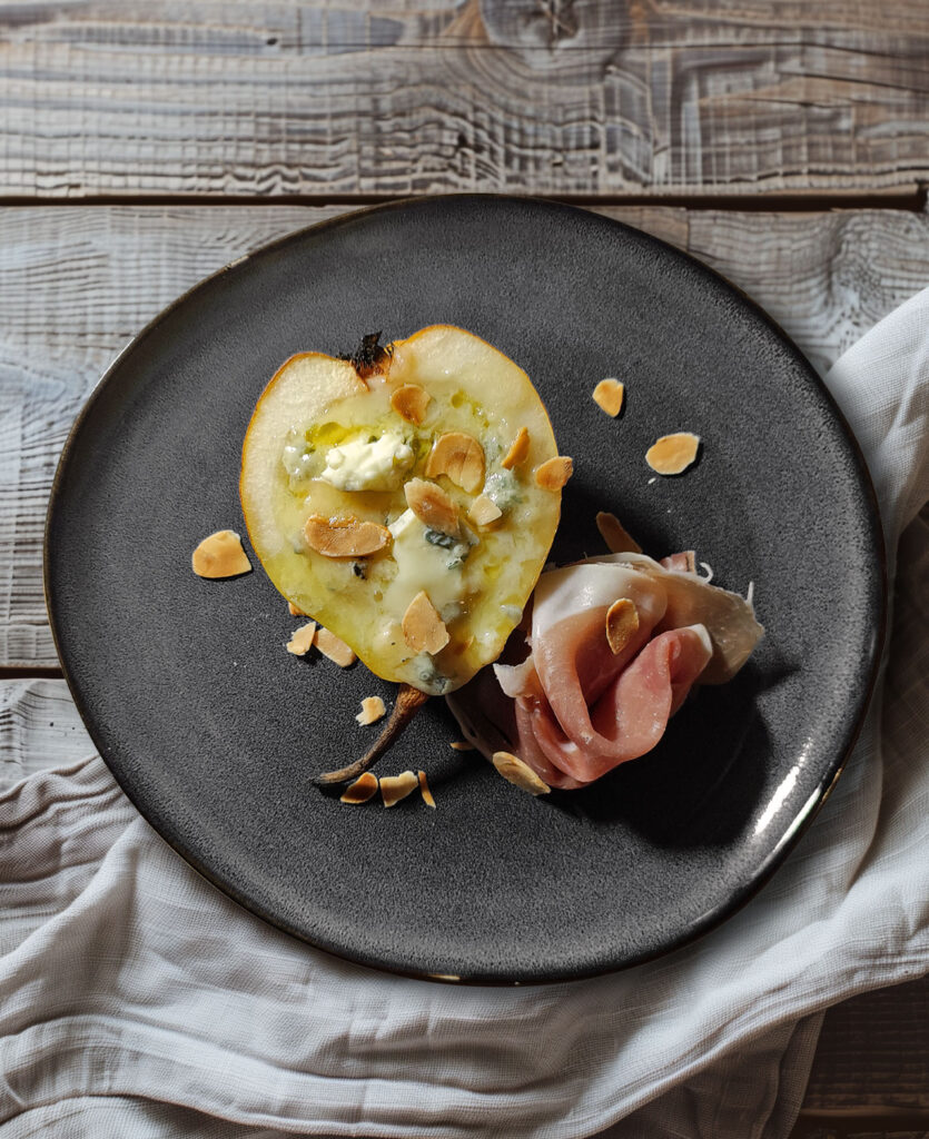 Gorgonzolabirne mit Schinken