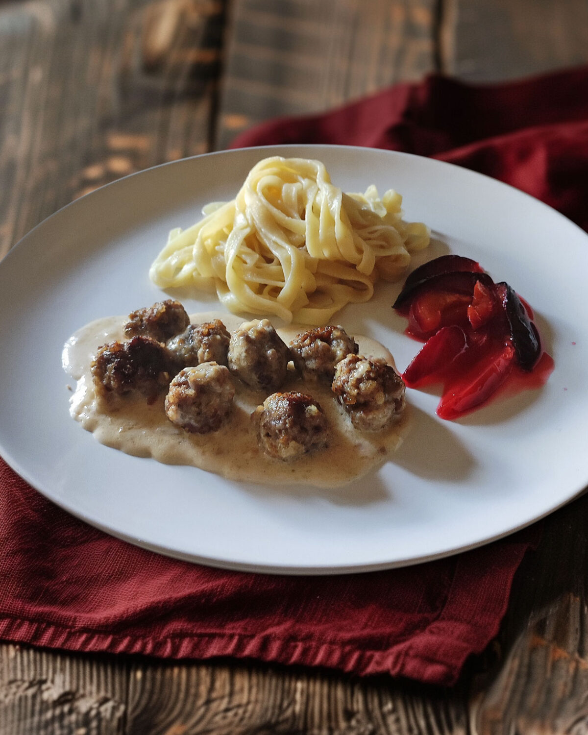 Köttbullar mit Tagliatelle und Pflaumenröster