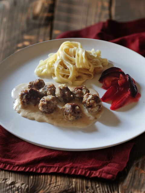 Köttbullar mit Tagliatelle und Pflaumenröster