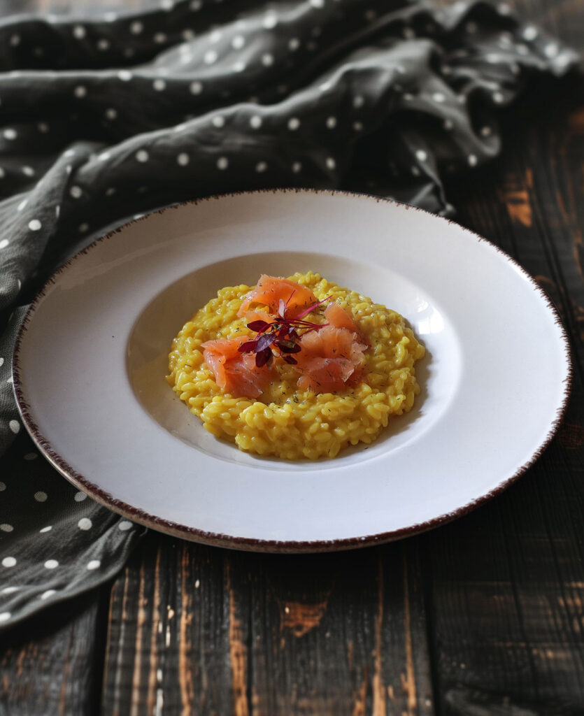 Safranrisotto mit Räucherlachs