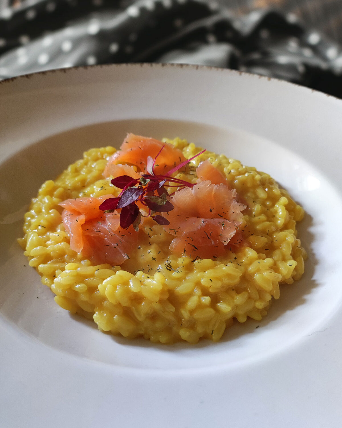 Safranrisotto mit Räucherlachs