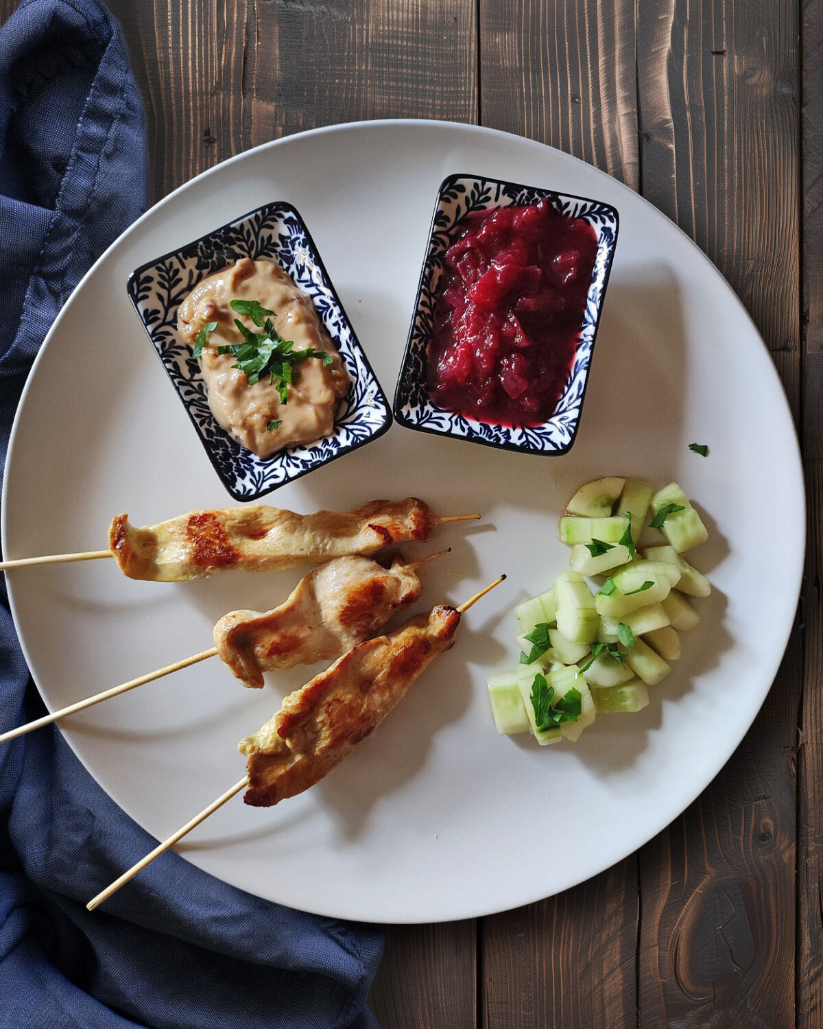 Hähnchen-Saté mit Erdnuss-Dip, Pflaumenchutney und Gurkensalat