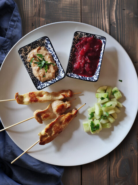 Hähnchen-Saté mit Erdnuss-Dip, Pflaumenchutney und Gurkensalat