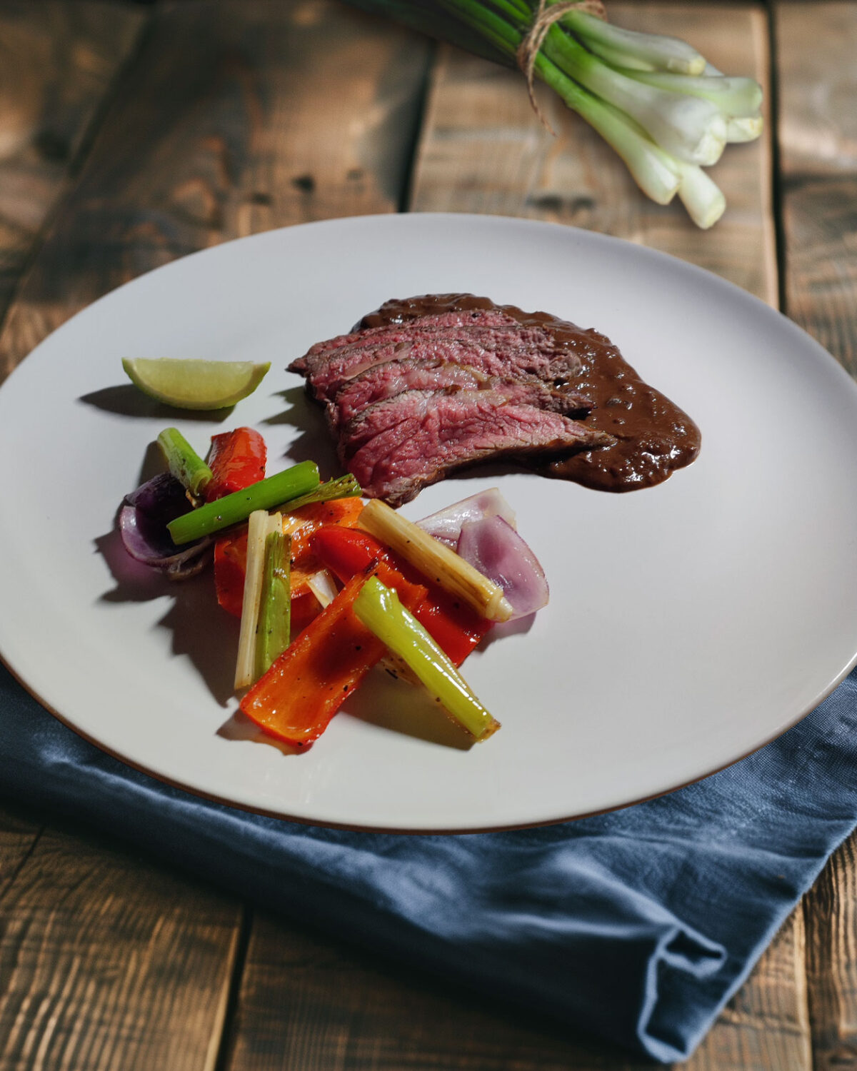 Rumpsteak auf Schokomole mit Pfannengemüse