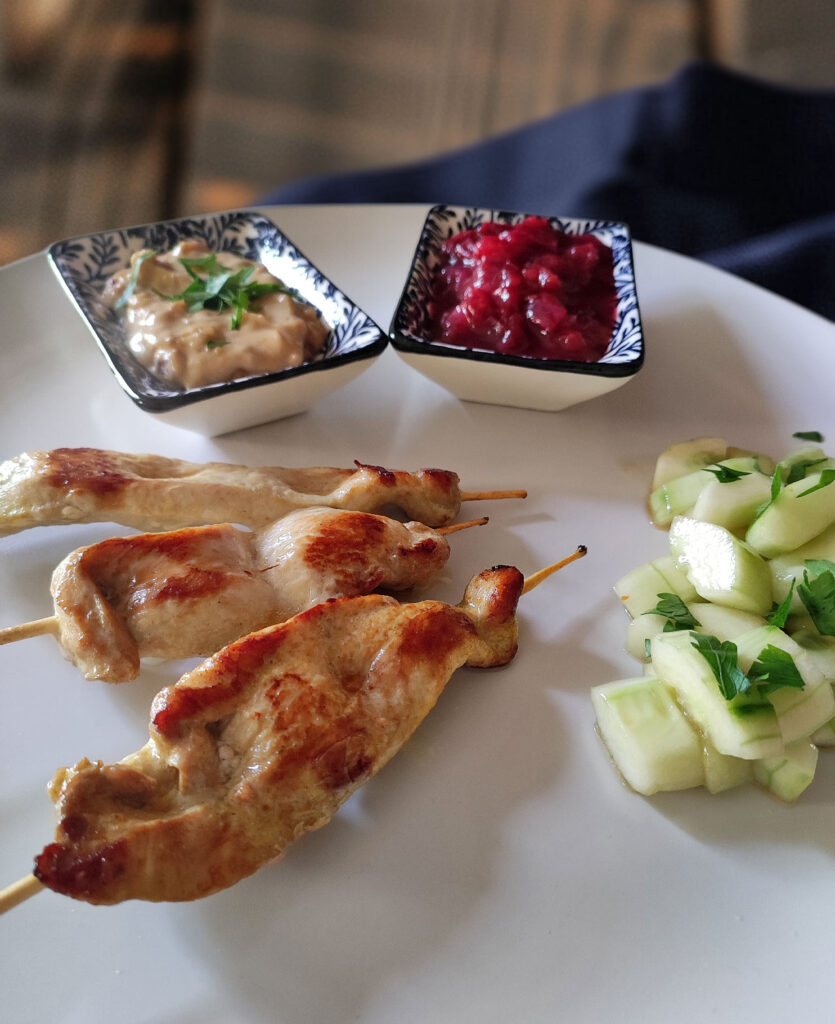 Hähnchen-Saté mit Erdnuss-Dip, Pflaumenchutney und Gurkensalat