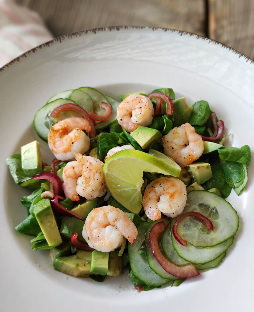 Feldsalat mit Avocado, Gurke und Garnelen