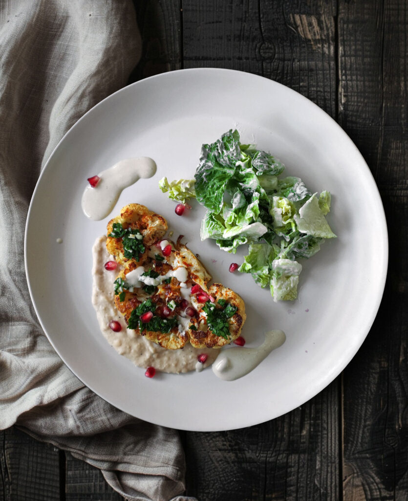 Blumenkohlsteak auf Bohnencreme mit Chimichurri und Sesamsauce