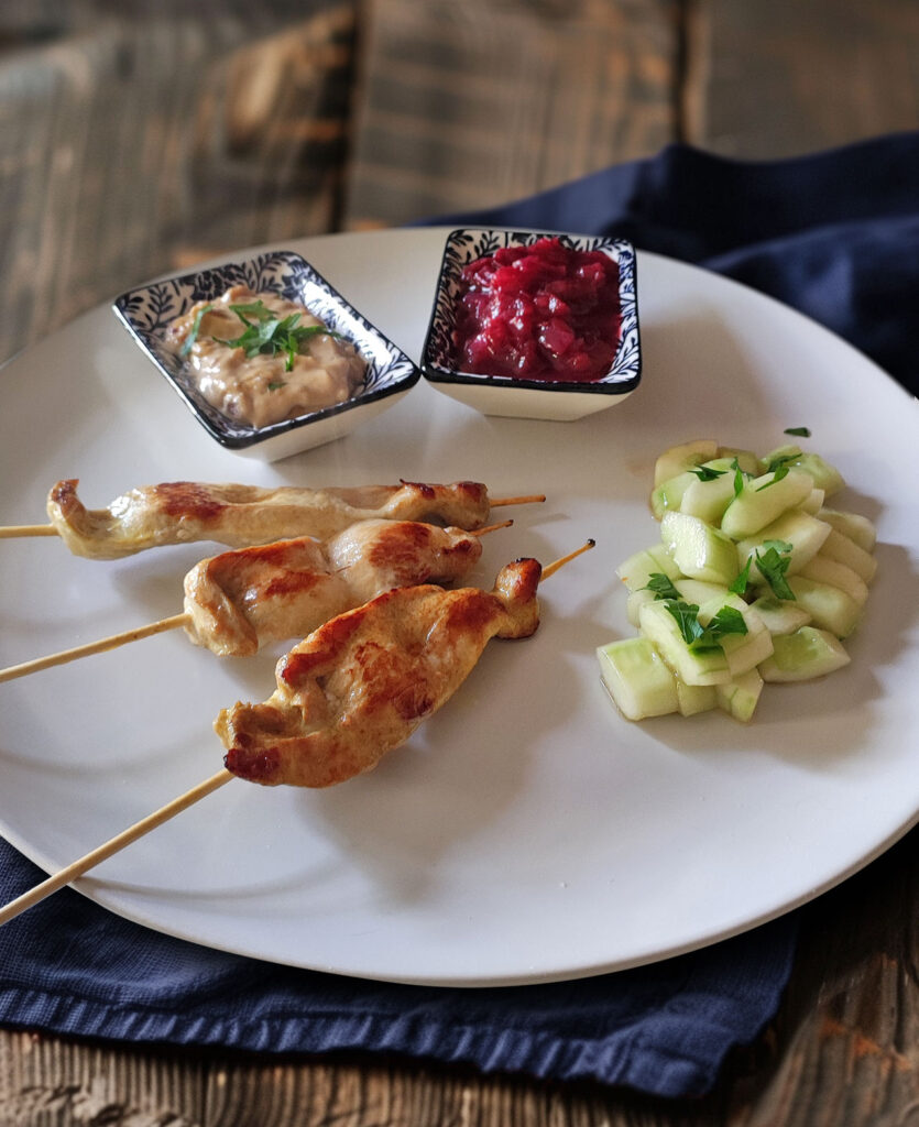 Hähnchen-Saté mit Erdnuss-Dip, Pflaumenchutney und Gurkensalat