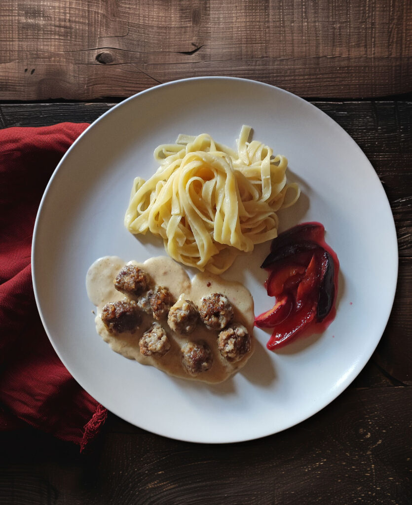 Köttbullar mit Tagliatelle und Pflaumenröster