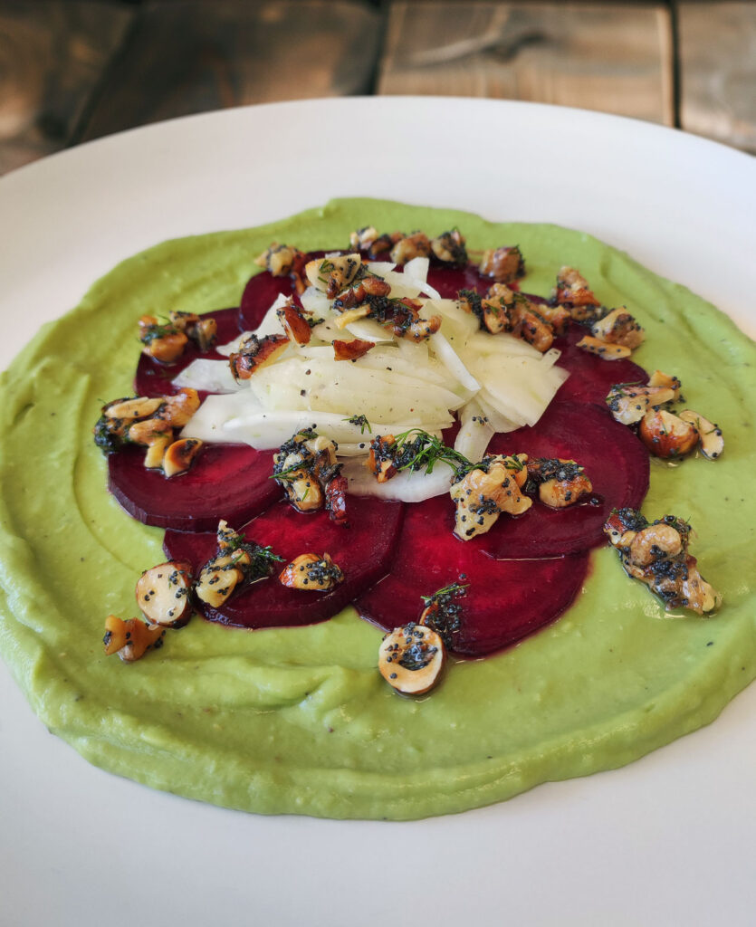 Rote Bete Carpaccio mit Fenchelsalat und Nusstopping auf Avocadocreme