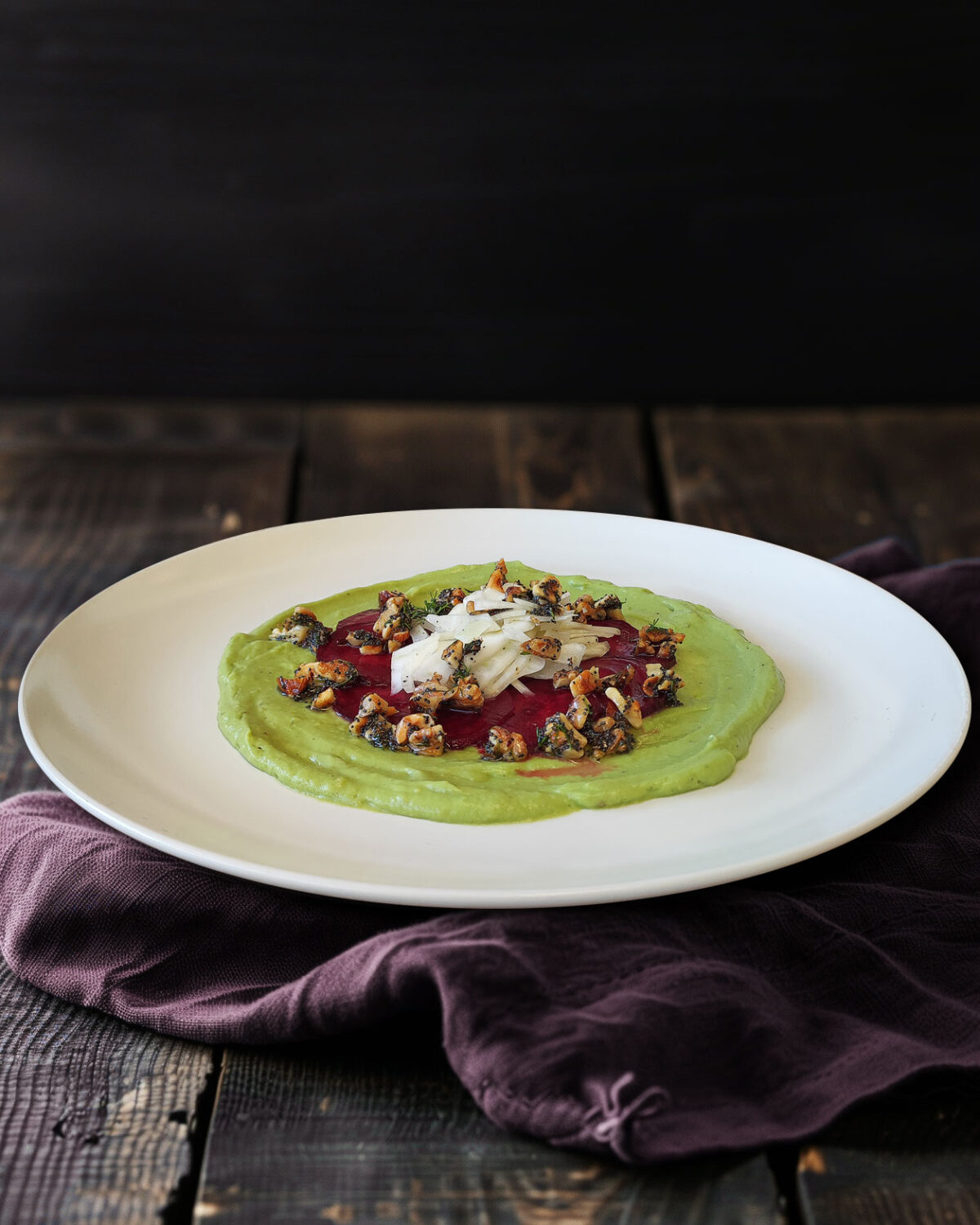 Rote Bete Carpaccio mit Fenchelsalat und Nusstopping auf Avocadocreme