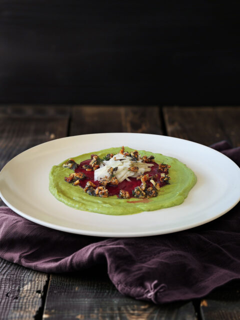 Rote Bete Carpaccio mit Fenchelsalat und Nusstopping auf Avocadocreme