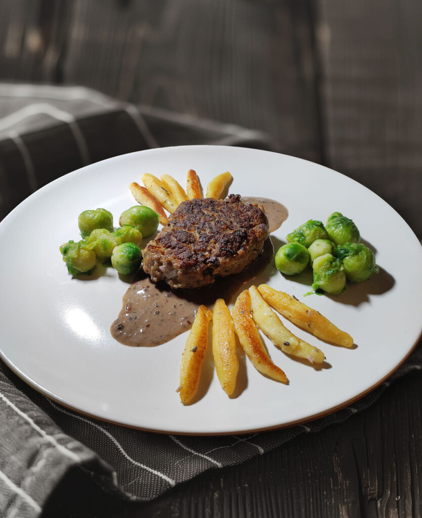 Hacksteak mit Pfeffersauce zu Schupfnudeln und Rosenkohl