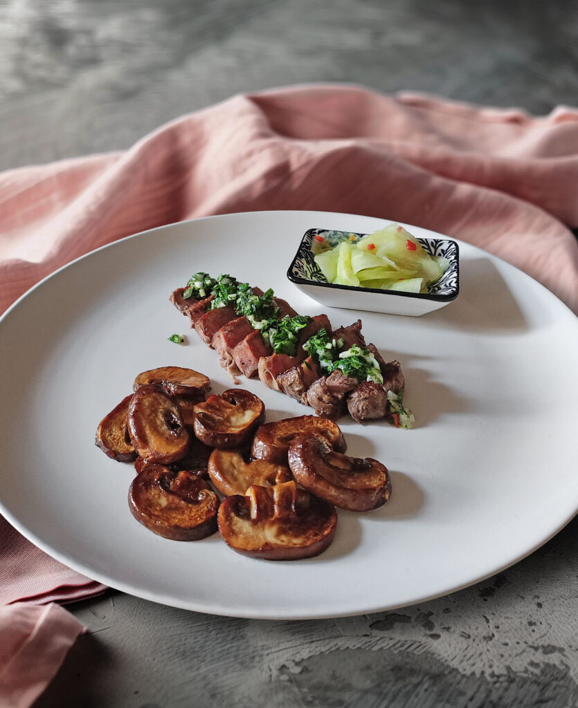 Rib Eye Steak mit Chimichurri, marinierten Champignons und Gurkensalat