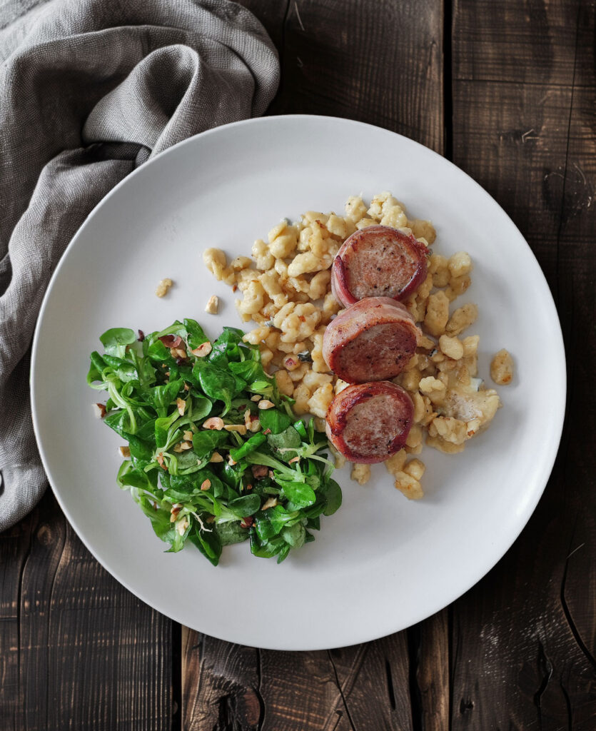 Schweinefilet auf Gorgonzola-Spätzle mit Feldsalat