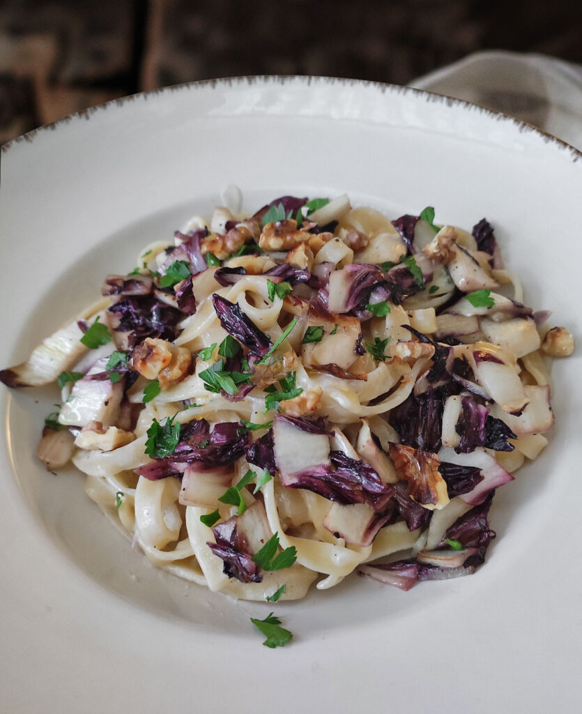 Tagliatelle mit Radicchio, Walnüssen und Gorgonzolasauce