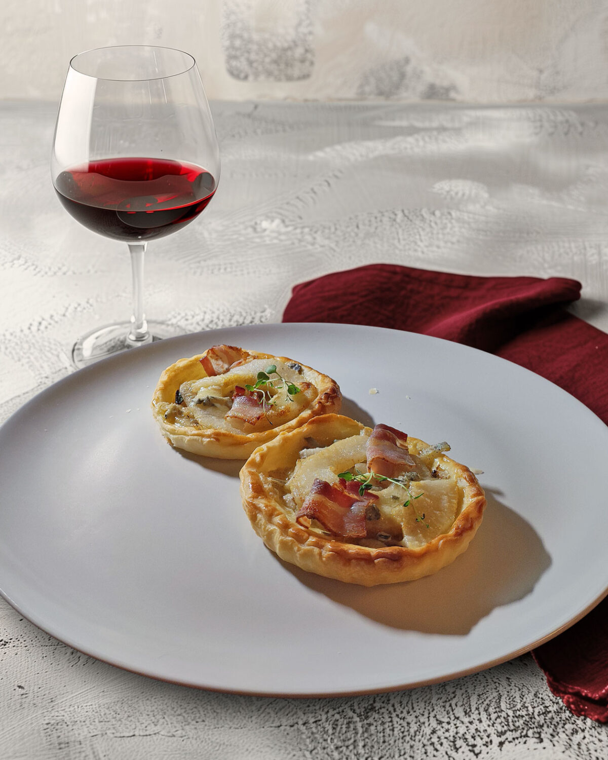 Bätterteigtartes mit Fenchel, Birne, Gorgonzola und Bacon