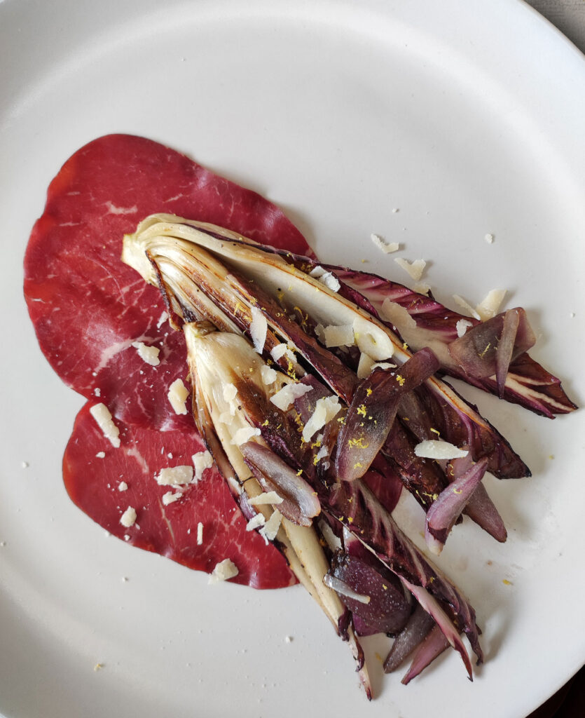 Gebratener Radicchio trevisano auf Bresaola